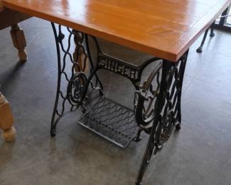 End Table, Singer base