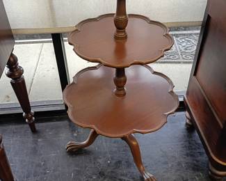 Mahogany pie crust table