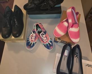 Major Label Shoes - many new in box Sizes 9.5-10
Skechers, Clark, Coach, Cole Haan, etc