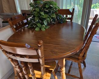 Oak Dining Table
w/4 chairs & 2 leaves
42"x54"x30" - each leaf is 12" w
Buy it Now $280
