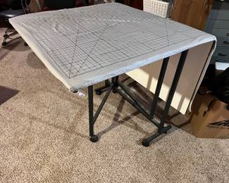 Folding quilting/cutting table
