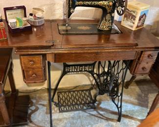 1910 Singer treadle sewing machine 
