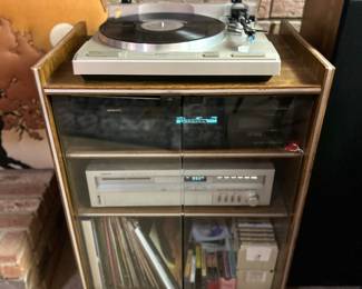 Vintage ONKYO TX-4000 FM/AM Tuner Amplifier stereo receiver 45W and Pioneer PL-S40 turntable.