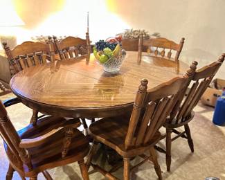 Amish-made dining set with a solid wood table With 6 chairs 