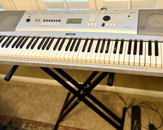 YAmaha DGX -230 Portable Grand Piano - 76 keys and built in speakers 