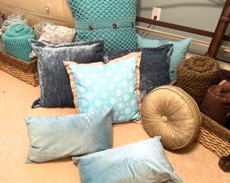 decorative pillows 