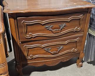 NIGHTSTAND / END TABLE