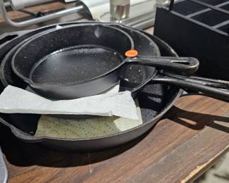 CAST IRON SKILLET LOT