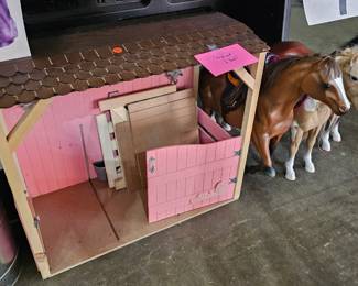HORSE STABLE / HORSE TOY LOT