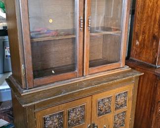 CHINA CABINET / HUTCH