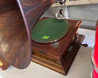 victor model 4 with rare oak horn
