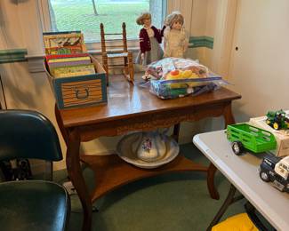 Gorgeous antique table - $125