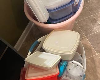 Lots of kitchen containers