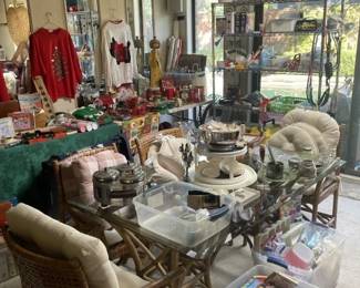 Big Room w/ Stuff - Diggers paradise!