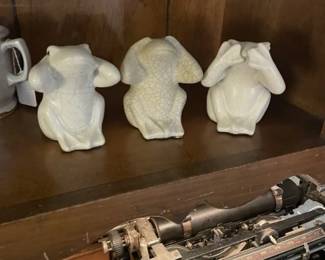 'Hear no evil, see no evil, speak no evil" frog set