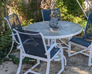 Patio table w/ 4 chairs