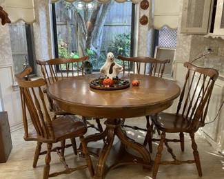 Round Dining table w/ 4 chairs (2 arm)