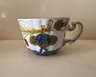 Hand -painted Italian majolica cup