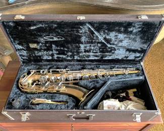 This is a Yamaha YTS-21 tenor saxophone.  It appears like-new, and includes the neck and mouthpiece (ligature) in the lower left of the case.