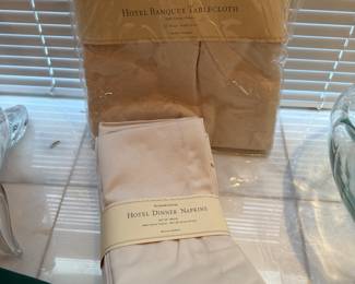 Williams and Sonoma Tablecloth and 12 Matching Napkins