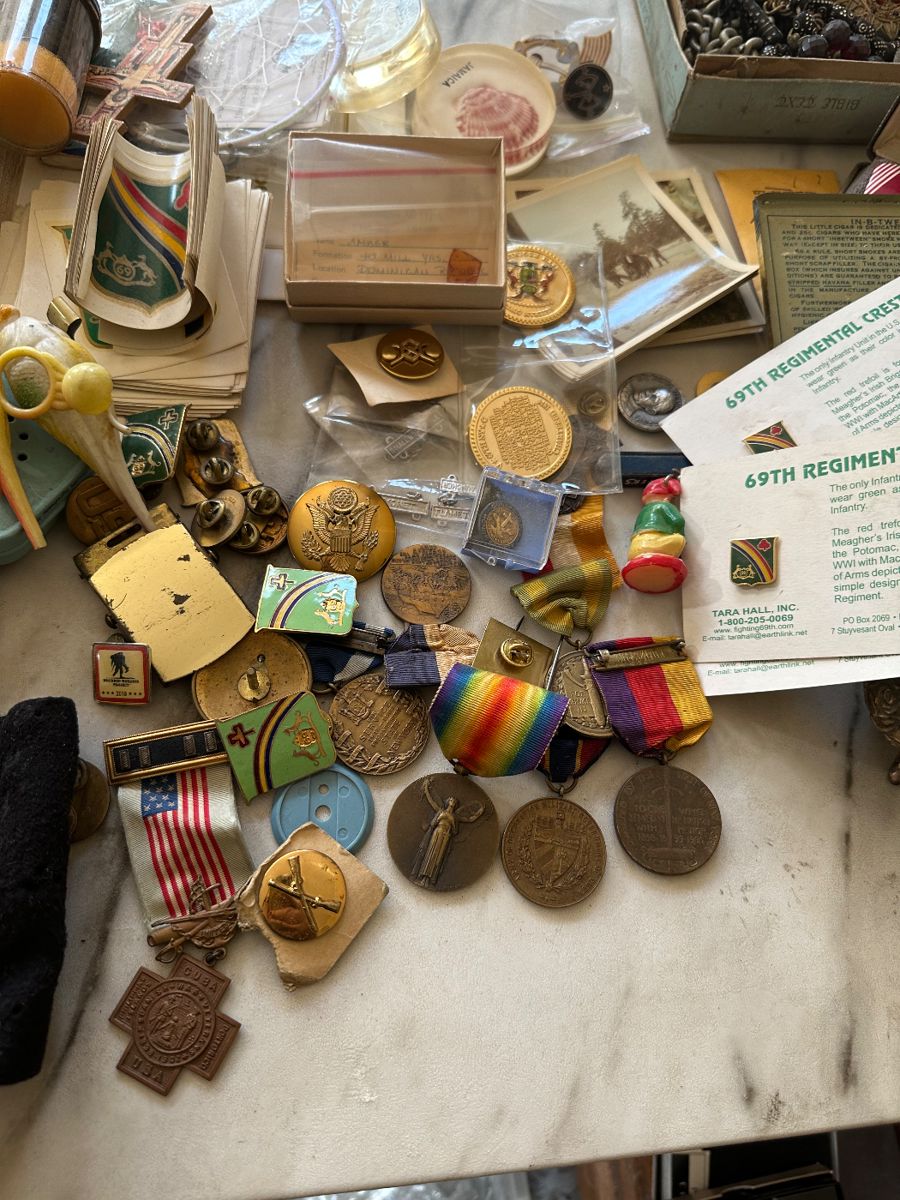 Medals, pins and ribbons 