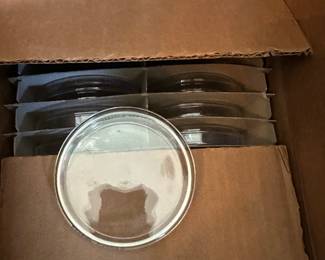 Glass medical lidded plates 
