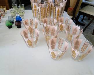 Mid Century Modern vintage glasses, from Fred Press, we have 8 highball, and we also have 8 rocks glasses too