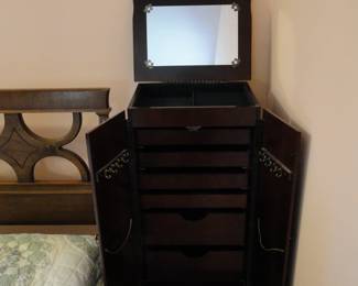 To show the complete jewelry armoire 