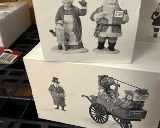Department 56 Santa & Mrs Claus & Chelsea Market Curiosities and monger cart