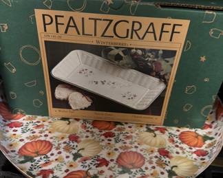 Pfaltzgraff Winterberry wicker tray