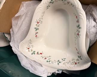 Pfaltzgraff Bell Serving dish winterberry