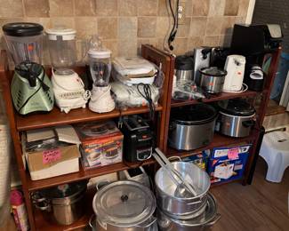 Kitchenware with small appliances 
