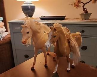 2 vintage horses