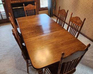 Beautiful Dining Room Table with 6 chairs and 1 leaf