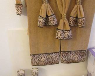 Decorative Bath Towels & Accessories