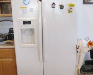 GE Side By Side Refrigerator, Water & Ice Features in Door