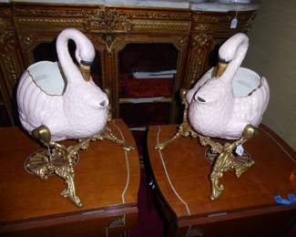Dunn Bennett & Co                                                                              English Swan Pouring jugs