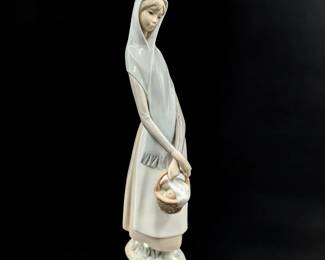 Lladro Figurine: "A Basket Of Goodies" #4501