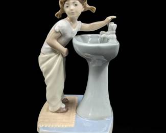 Lladro Figurine: "Clean Up Time" #4838