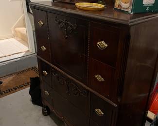 Vintage chest of drawers , needs a little TLC