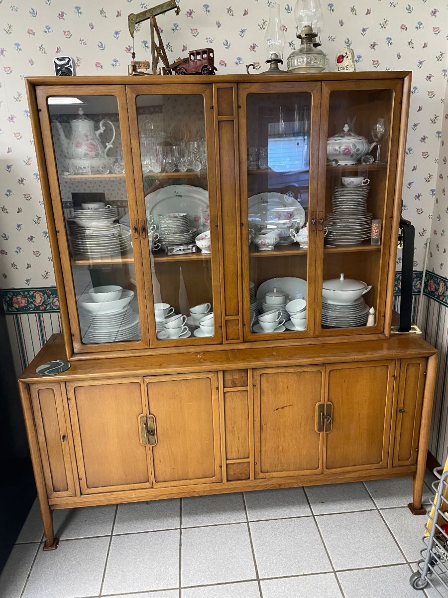 Super Nice Mid-Century Modern China/Display Cabinet