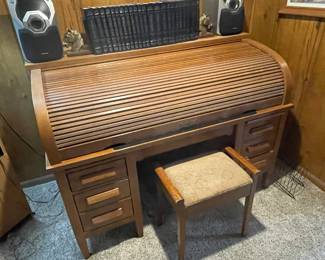 Leopold Stickley (Gustav’s brother) made this quarter sawn golden oak roll top desk. “ Als ik kan” Flemish motto meaning “to the best of my ability “.
