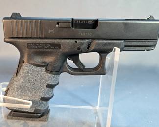 Austria Glock 23C .40 Cal Pistol SN# EAX243US 
