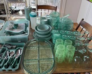 OOO! Green acrylicware and melamine. Perfect for outdoor dining!