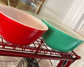 Vintage pyrex mixing bowls