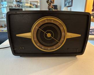 Vintage RCA Golden Throat Bakelite tube radio