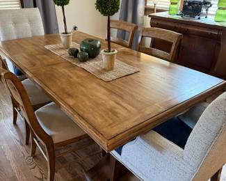 HOOKER Furniture Dining Room Set