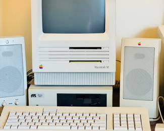 Apple Macintosh SE Complete With Keyboard, Mouse, and Speakers