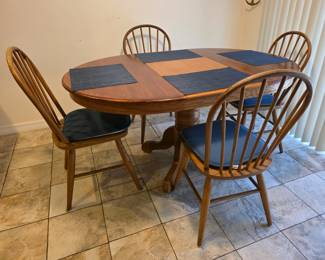 Nook Table and Chairs