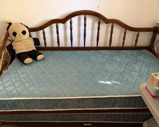 Like new Trundle Bed 